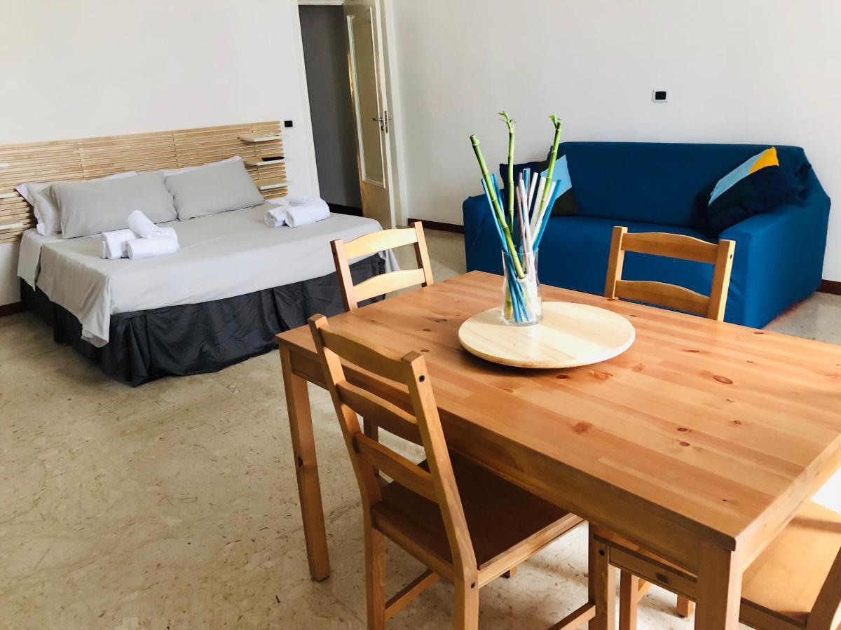 Estudio con cama extragrande y sofá cama